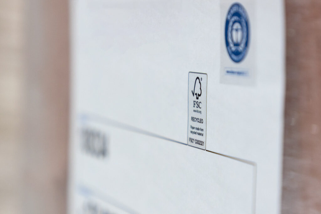 Etikett einer Palette Recyclingpapier mit Labeln von FSC und dem Blauen Engel.